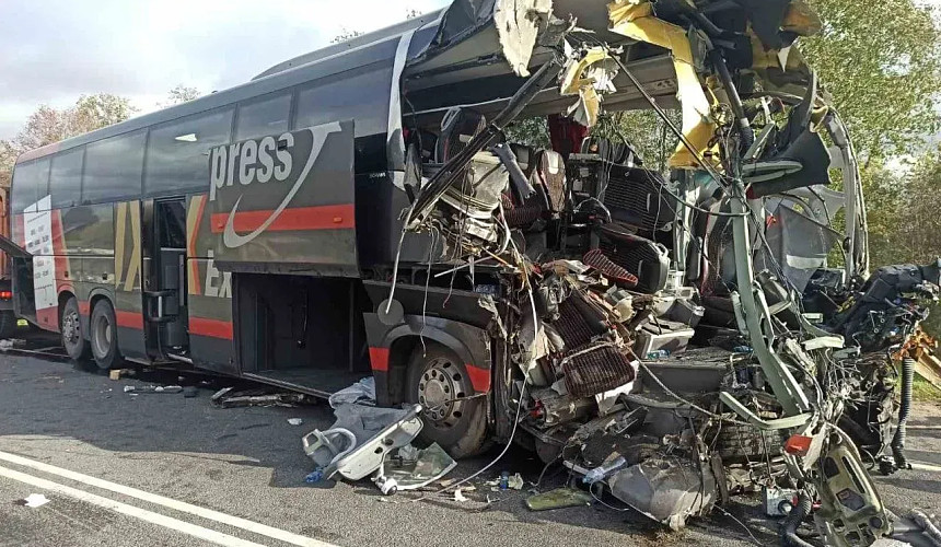 Автобус Lux Express, направлявшийся из Петербурга в Ригу, столкнулся с грузовиком